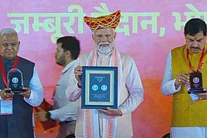 PM Narendra Modi推出了特殊卢比的300枚硬币,以纪念Lokmata Devi Ahilyabai Holkar诞辰300周年