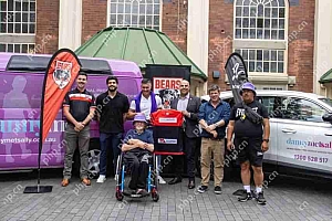 丹尼(Danny)与北悉尼熊队(North Sydney Bears)遇到了萨利(Sally)的两年伙伴关系,旨在增加残疾人参与当地体育运动的能见度和参与。