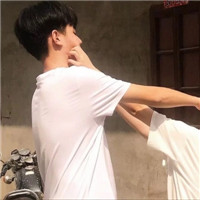 人潮拥挤我能感觉你超甜可爱情侣头像