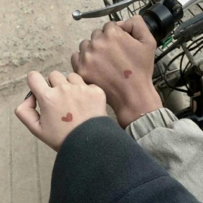一左一右手牵手情侣头像