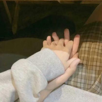 一左一右手牵手情侣头像