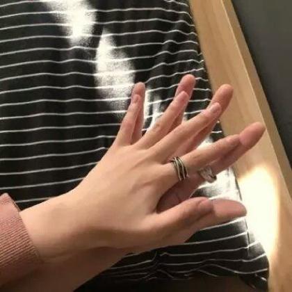 一左一右手牵手情侣头像