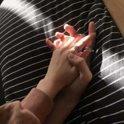 一左一右手牵手情侣头像