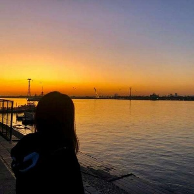最新伤感的一男一女背影情侣头像 有意境的情侣头像一对