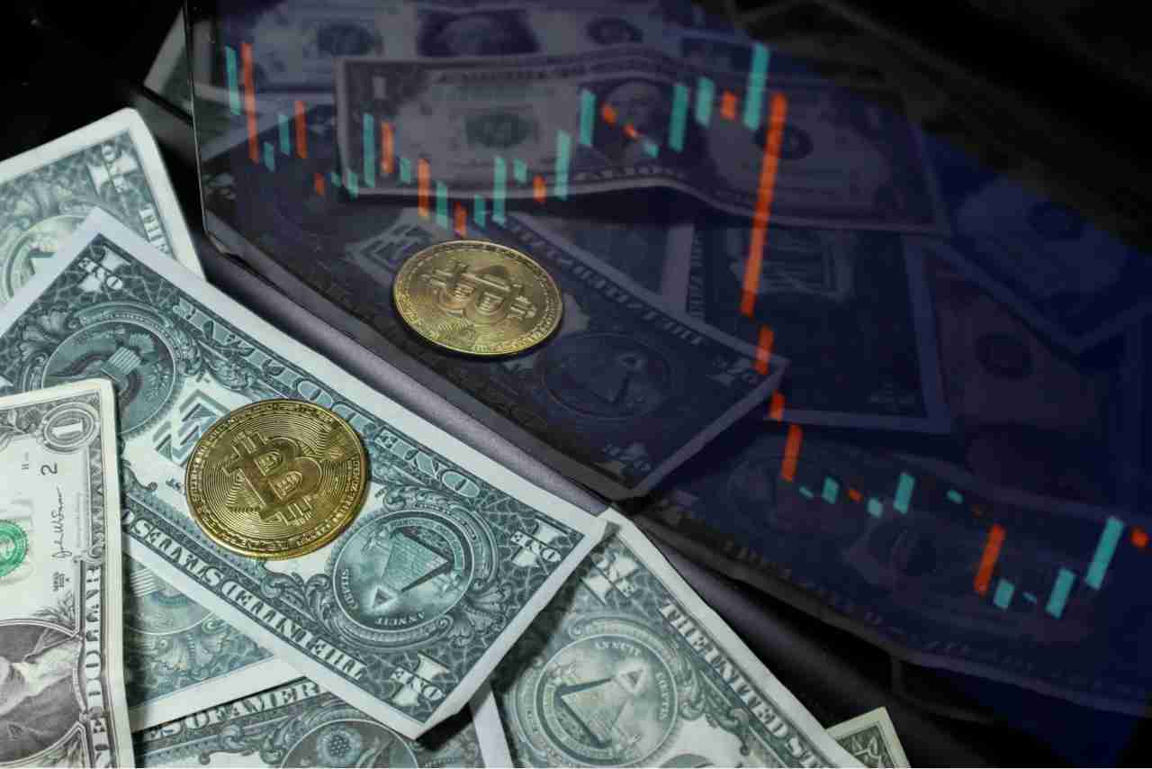 比特币的剧烈波动：美元疲软与分析师洞察